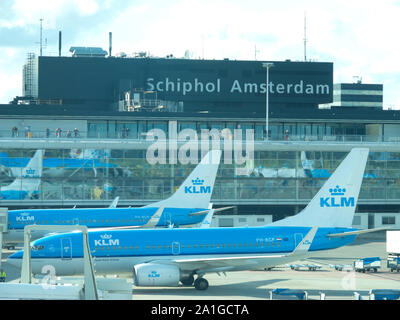 AMSTERDAM - 6 ottobre: KLM piano essendo caricato all'aeroporto di Schiphol Ottobre 6, 2012 in Amsterdam, Paesi Bassi. Ci sono 163 destinazioni servite da KLM, Foto Stock