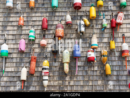 Un edificio nel Maine ha molte colorate lobster boe appeso sul lato a Portland Maine. Foto Stock