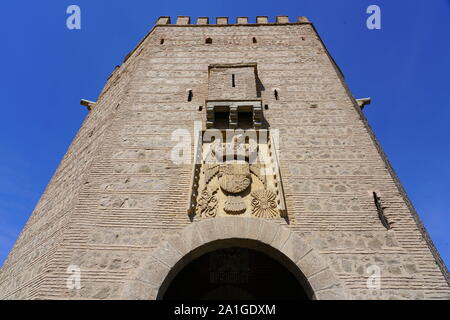 TOLEDO, Spagna -22 Giu 2019- Vista del punto di riferimento per il Puente de Alcantara, un arco romano ponte sopra il fiume Tago andando al vecchio ex città imperiale o Foto Stock