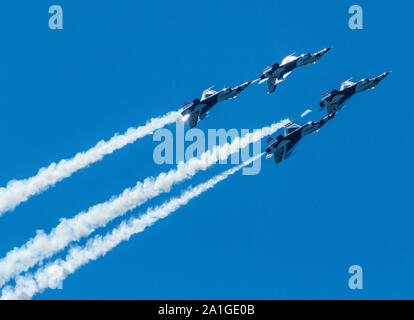 Wantagh, New York, Stati Uniti d'America - 24 Maggio 2019: United States Air Force Thunderbirds in aumento nel cielo capovolto in formazione durante una performance ad un Foto Stock