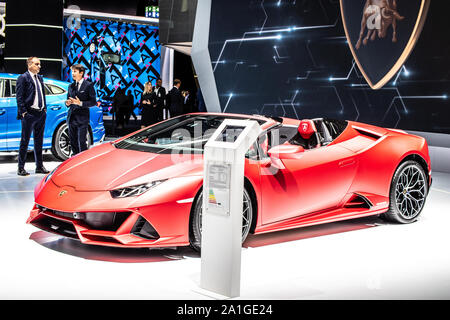 Francoforte, Germania, Sep 10, 2019: rosso metallizzato Lamborghini Huracan Evo Spyder al IAA, 2020 anno modello supercar prodotta da Lamborghini italiano Foto Stock