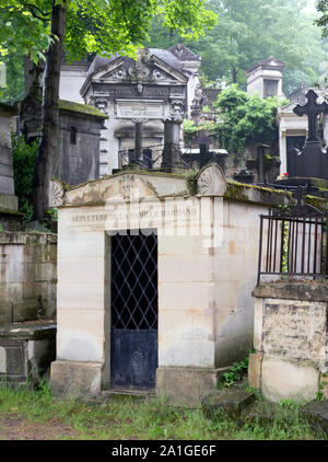 Sepolcri e tombe nel cimitero di Père Lachaise, Parigi, Francia, la molla 2019. Foto Stock