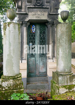 Sepolcri e tombe nel cimitero di Père Lachaise, Parigi, Francia, la molla 2019. Foto Stock