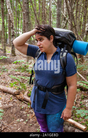 Persona sembra molto sconvolto o sottolineato mentre si perdono nel bosco Foto Stock