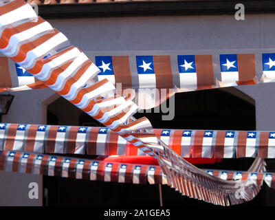 Celebrazione di feste nazionali in Cile. Piccole bandiere ornamentali. Foto Stock