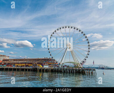 La ruota panoramica sul lungomare di Seattle, Washington nel tardo pomeriggio la luce Foto Stock