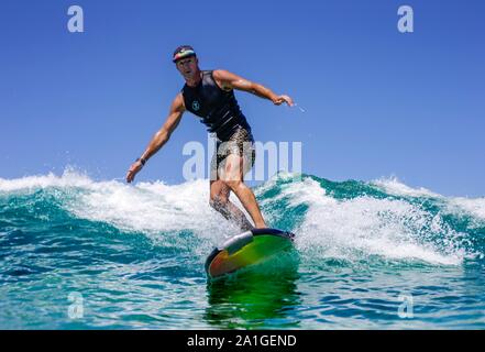 Un surfista cavalca un wave a Bondi Beach a Sydney in Australia Foto Stock