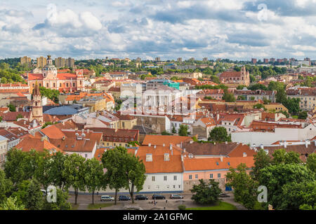 Vista del centro storico di Vilnius con municipio edificio nel centro cittadino. Vilnius. La lituania Foto Stock
