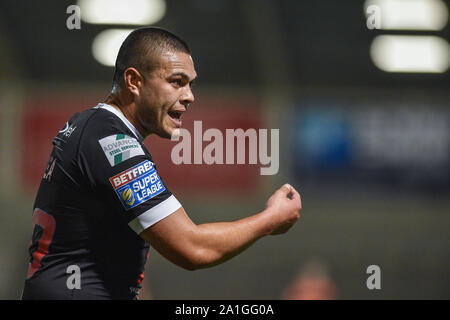 26 Settembre 2019 , AJ Bell Stadium, Salford, Inghilterra; Betfred Super League Rugby, Round Eliminator 2, Salford Red Devils vs Castleford Tigers ; Salford Red Devils Tui Lolohea dirige i compagni di squadra. Credito: Dean Williams/news immagini Foto Stock