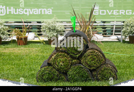 Bordeaux, Francia - 2 giugno 2019:Covergarden rotoli di turf impilati in preparazione pronto per essere posato nel terreno prato. CoverGarden, società francese speciali Foto Stock