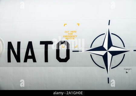 Il logo della NATO sul lato del Boeing E 3A Sentry AWACS Foto Stock