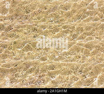 Seamless texture di acqua chiara su sfondo sabbia. Configurazione ripetibile di onde con Sun i riflessi di luce Foto Stock