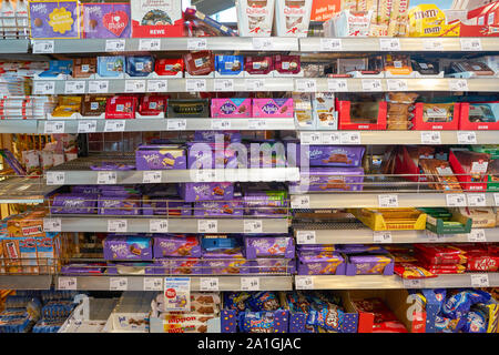 Colonia, Germania - circa ottobre, 2018: barrette di cioccolato sul display a REWE supermercato della città di Colonia Bonn Airport. Foto Stock