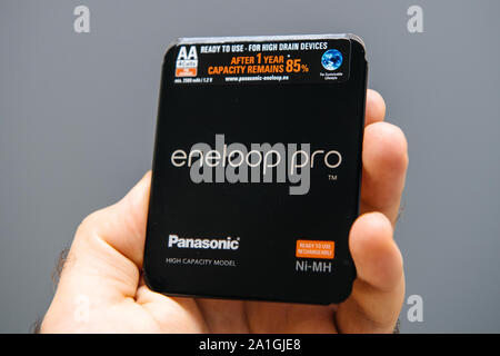 Parigi, Francia - Sep 13, 2019: Man mano azienda Panasonic Eneloop Pro ad alta capacità moderne batterie Ni-MH Foto Stock