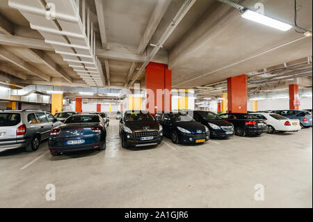 Parigi, Francia - Luglio 14, 2011: un ampio angolo di visione del francese parcheggio sotterraneo nel centro di Parigi con più il francese e il tedesco auto parcheggiate in una riga Foto Stock