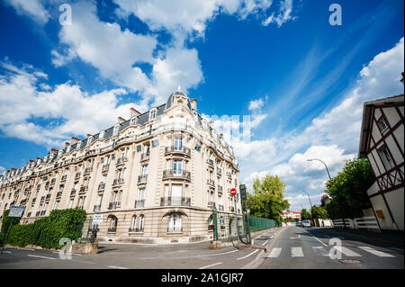 Parigi, Francia - Luglio 14, 2011: francese appartamento parigino edificio nel quartiere tranquillo con alcune nuvole e prospettica su strada Foto Stock