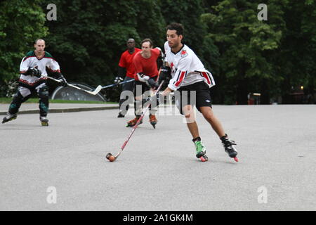 Hockey. Giocatori di Hockey su ghiaccio la pratica in un parco durante l'estate. Corsi di formazione per Hockey su ghiaccio sulla terra asciutta. Corsi di formazione per il fitness. Sport. Foto Stock