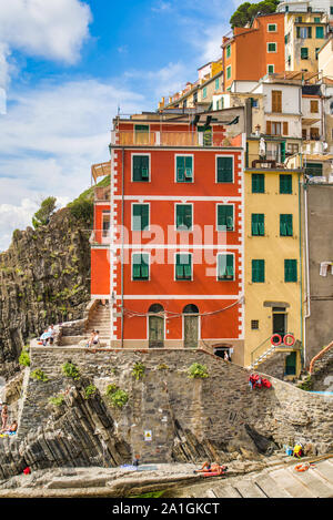 Riomaggiore Cinque Terre, Italia - Agosto 17, 2019: villaggio sul mare baia, case colorate sulla costa rocciosa. Riserva naturale resort popolare in Europ Foto Stock