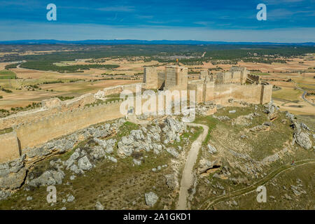 Panoramica aerea di Gormaz castello in Soria Spagna sopra il fiume Duero. Uno dei castelli più lunga al mondo con torri a pianta quadrata costruita dai Mori Foto Stock