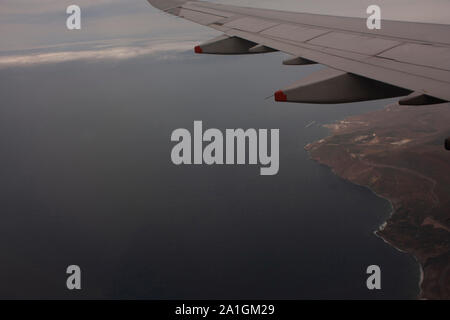 Antenna di paesaggio colpo di terra e di mare nuvole di catena e terra messicana avvicinando Tijuana, Messico Foto Stock