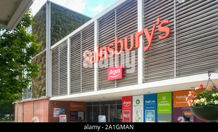 WELWYN Garden City, Regno Unito - 26 settembre 2019: Sainsbury's e Argos store schematica che mostra il logo in Welwyn garden City Town Center Foto Stock