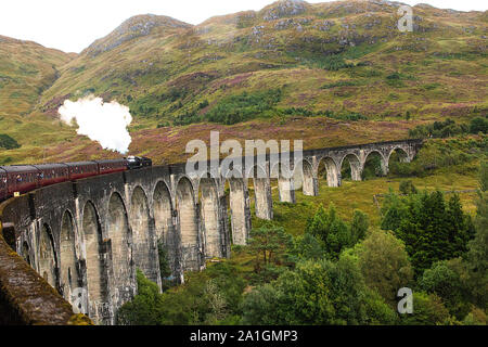 Il famoso giacobita treno a vapore che attraversa il viadotto Glenfinnan resa famosa nel film di Harry Potter Foto Stock