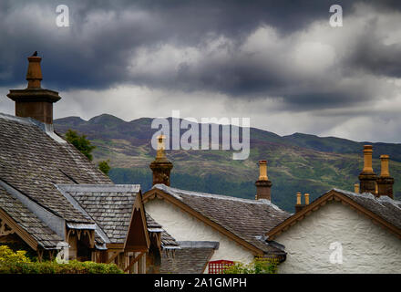 Cielo tempestoso al di sopra del villaggio di Loch Lomond nelle Highlands Scozzesi. Si tratta di un splendido piccolo villaggio! Foto Stock