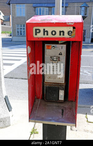 Red gettoniera pubblico a pagamento Telefono su Carnegie Avenue in Cleveland, Ohio, Stati Uniti d'America è danneggiato e inutilizzabile. Foto Stock