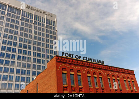 Ernst & Young grattacielo nel centro cittadino di Cleveland Appartamenti è vicino al porto di Cleveland a Cleveland, Ohio, USA. Foto Stock