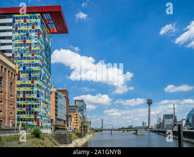 La facciata colorata dell'edificio Colorium spicca tra gli ex Magazzini al Media Harbour nel porto di Düsseldorf. Con 17 tipi o Foto Stock