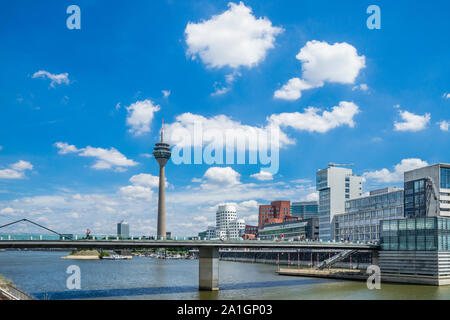 Media Harbour Düsseldorf con vista del Neuer Zollhof edifici e la sua architettura postmoderna di Gerry edifici, il ponte pedonale e th Foto Stock