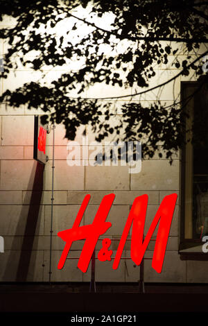 Gothenburg, Svezia. Xx Settembre, 2019. H&M logo che si vede a Kungsportavenyen a Göteborg. Credito: Karol Serewis SOPA/images/ZUMA filo/Alamy Live News Foto Stock