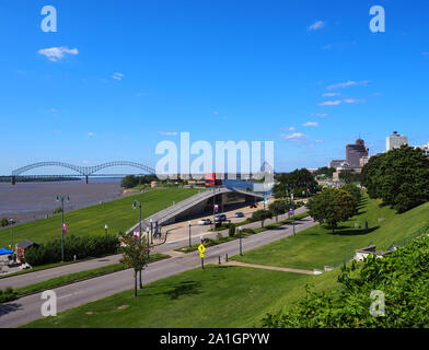 MEMPHIS, Tennessee - Luglio 23, 2019: Guardando fuori oltre a Beale Street Lo sbarco e il fiume Mississippi da una collina su Riverside Drive su un estate d Foto Stock