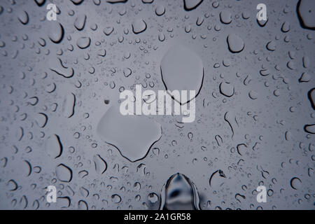 Immagini di sfondo delle goccioline di acqua sulla superficie del vetro Foto Stock