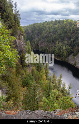 Barron Canyon Trail in Algonquin Park all'inizio autunno Foto Stock