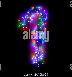 Numero arabo '1' di un multi-colore ghirlanda elettrica su un isolato nero lo sfondo. Nuovo anno numeri. Una ghirlanda di luci colorate lampadine. Congratula Foto Stock