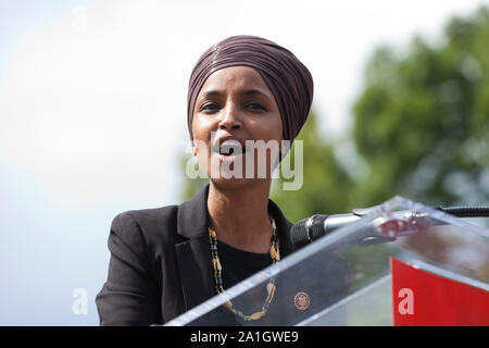 26 settembre 2019, Washington, DC: LA congresswoman AMERICANA Ilhan Omar (D-MN), la congresswoman Barbara Lee (D-CA) e il congressman al Green (D-TX), parlano ad un raduno 'Impeach Trump', ospitato dai Democratici progressivi d'America, di fronte al Campidoglio degli Stati Uniti. Nella foto: Rep. Ilhan Omar (D-MN) che parla al leggio. Foto Stock