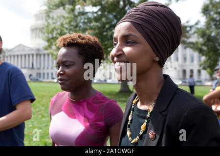 Sett. 26th, 2019, Washington DC: noi congressista Ilhan Omar (D-MN), Congressista Barbara Lee (D-CA), e membro del Congresso al verde (D-TX), parlare ad un 'Impeach Trump' rally, ospitato da Democratici Progressisti di America, di fronte al Campidoglio US. Foto Stock