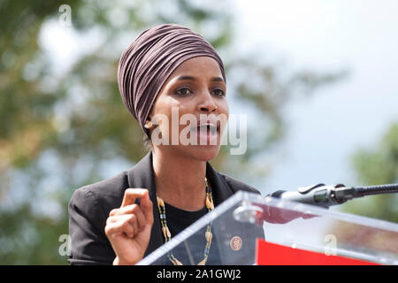 26 settembre 2019, Washington, DC: LA congresswoman AMERICANA Ilhan Omar (D-MN), la congresswoman Barbara Lee (D-CA) e il congressman al Green (D-TX), parlano ad un raduno 'Impeach Trump', ospitato dai Democratici progressivi d'America, di fronte al Campidoglio degli Stati Uniti. Nella foto: Rep. Ilhan Omar (D-MN) che parla al leggio. Foto Stock