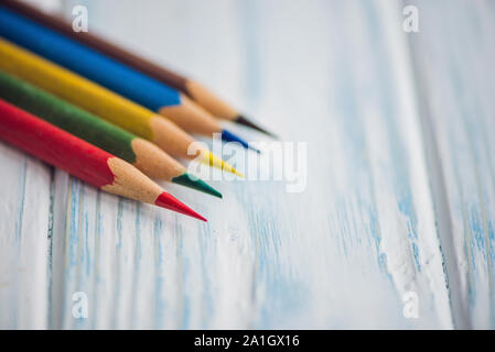 Matite colorate su una tavola di legno. Concetto di ufficio Foto Stock