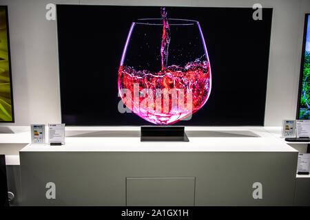 Berlino, Germania, Sep 2019 Samsung QLED 4K HDR Smart TV sul display, Samsung mostra showroom, innovazioni globali mostrano IFA 2019 Foto Stock