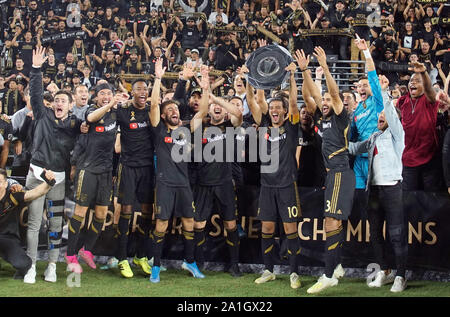 Los Angeles, California, USA. 26 Sep, 2019. LOS ANGELES, CA 25 Settembre Carlos Vela sollevare i sostenitori di MLS' scudo. dopo il gioco vincente contro la Houston Dynamo nella banda della California Stadium di Los Angeles, CA. LAFC ha vinto il gioco 3-1.Alejandro Jimenez Credito: Alejandro R-Jimenez/Prensa Internacional/ZUMA filo/Alamy Live News Foto Stock