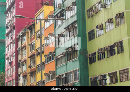 Vecchie case circondate moderni grattacieli di Hong Kong. Hong Kong è una popolare destinazione turistica di Asia e i principali centri finanziari del mondo. Foto Stock