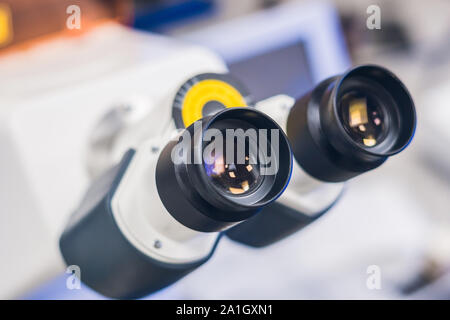 Confocale microscopio a scansione in laboratorio di campioni biologici di indagine. Foto Stock