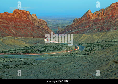 Semaforo serpeggiando attraverso Spotted Wolf Canyon dello Utah Foto Stock