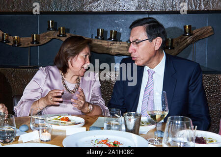 Il presidente del Perù Martín Alberto Vizcarra Cornejo con Congresista Ana María Choquehuanca Foto Stock