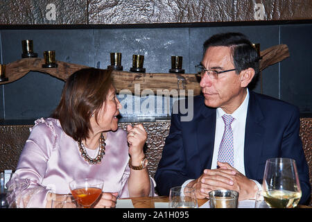 Il presidente del Perù Martín Alberto Vizcarra Cornejo con Congresista Ana María Choquehuanca Foto Stock