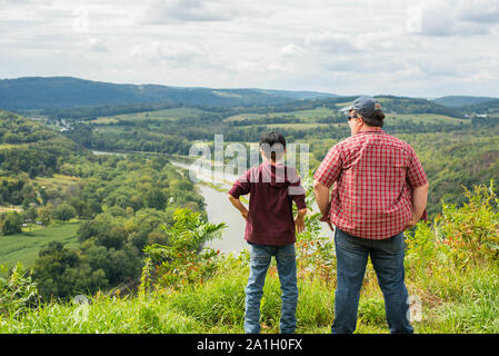 Due persone guardano il vasto paesaggio verde in Pennsylvania rurale, STATI UNITI D'AMERICA. Foto Stock