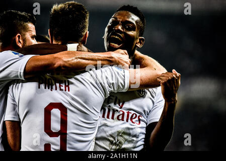 Torino, Italia. 26 Sep, 2019. Rafael Leao di Milano celebratrs durante la serie di una partita di calcio tra Torino FC e AC Milan. Torino FC ha vinto 2-1 su AC Milano presso lo Stadio Olimpico Grande Torino, Torino, Italia, 26 settembre 2019 (foto di Alberto Gandolfo/Pacific Stampa) Credito: Pacific Press Agency/Alamy Live News Foto Stock