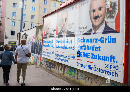 Vienna, Austria. 26 Sep, 2019. Elezione dei poster di Norbert Hofer, leader di destra Fpö (FPOe) e l'FPOe candidato superiore davanti a Domenica's snap elezioni parlamentari di settembre 29, 2019 dopo media ha pubblicato un hidden-riprese dove OeVP è partner della coalizione, estrema destra Freedom Party (FPOe) è stato catturato in uno scandalo di corruzione e ha portato il governo verso il basso. Credito: SOPA Immagini limitata/Alamy Live News Foto Stock